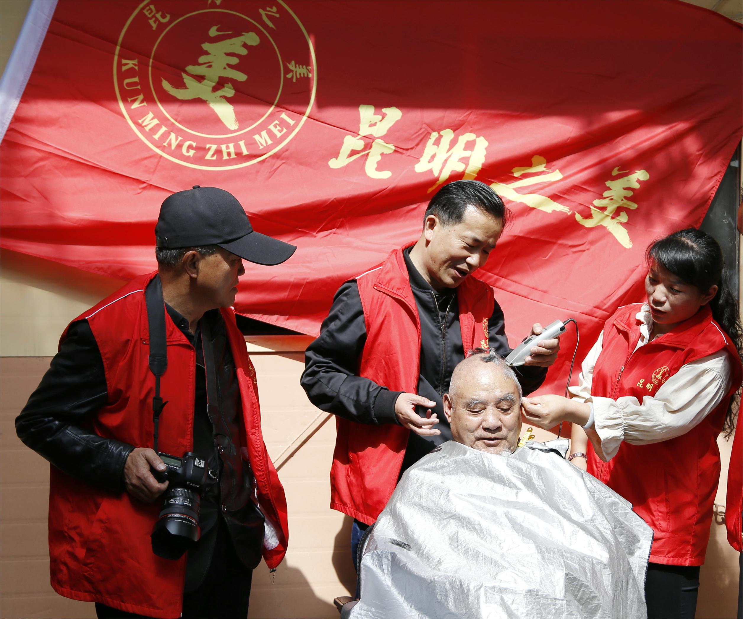 全国最美志愿者顾中国：最好的时代最灿烂的年华做最美的事