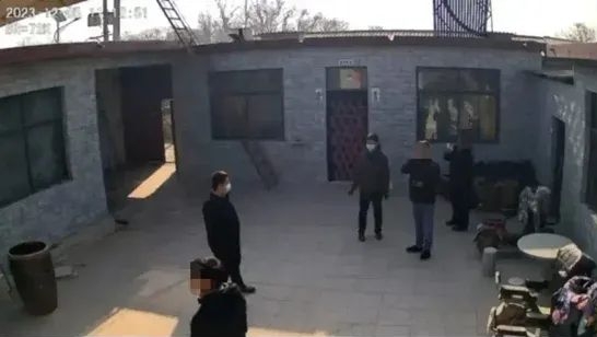 河北一老人家中1吨过冬煤被收走,镇政府回应:属劣质散煤,对环境不好.png