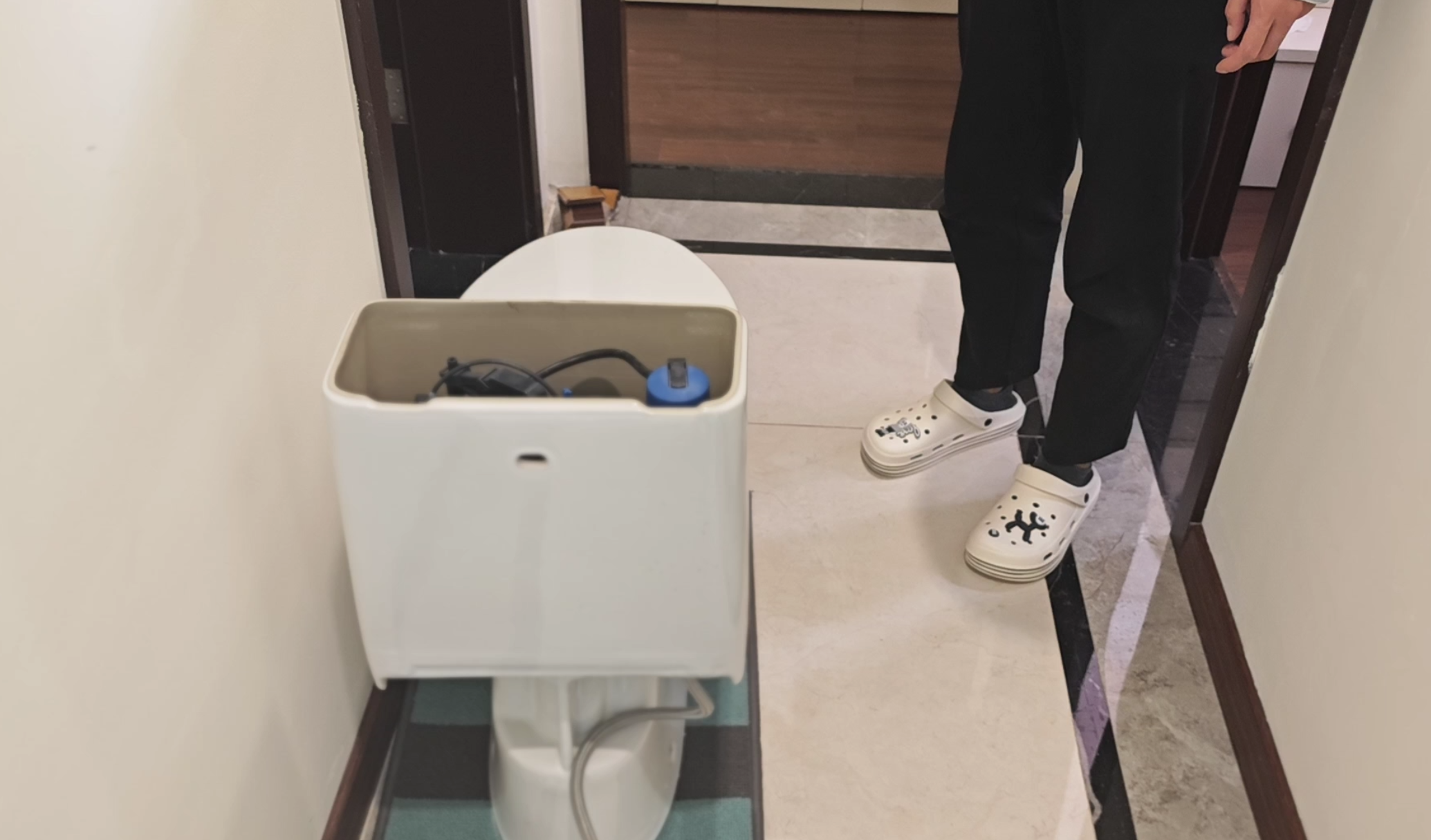 (采访传编辑)新家遇污水倒灌反水,物业却称是遗留问题,为避免再次反水,汤先生不得已将马桶拆下来.jpg