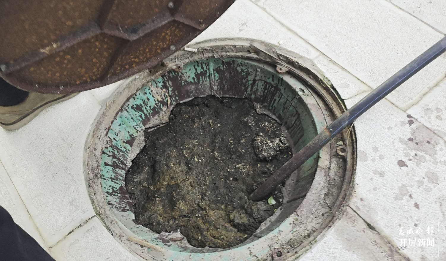 (采访传编辑)新家遇污水倒灌反水,物业却称是遗留问题,污水井里的粪便已经快溢出.jpg