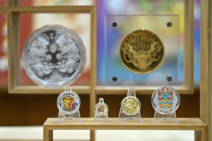这是11月17日拍摄的2024中国甲辰（龙）年贵金属纪念币。新华社记者 李鑫 摄.jpg