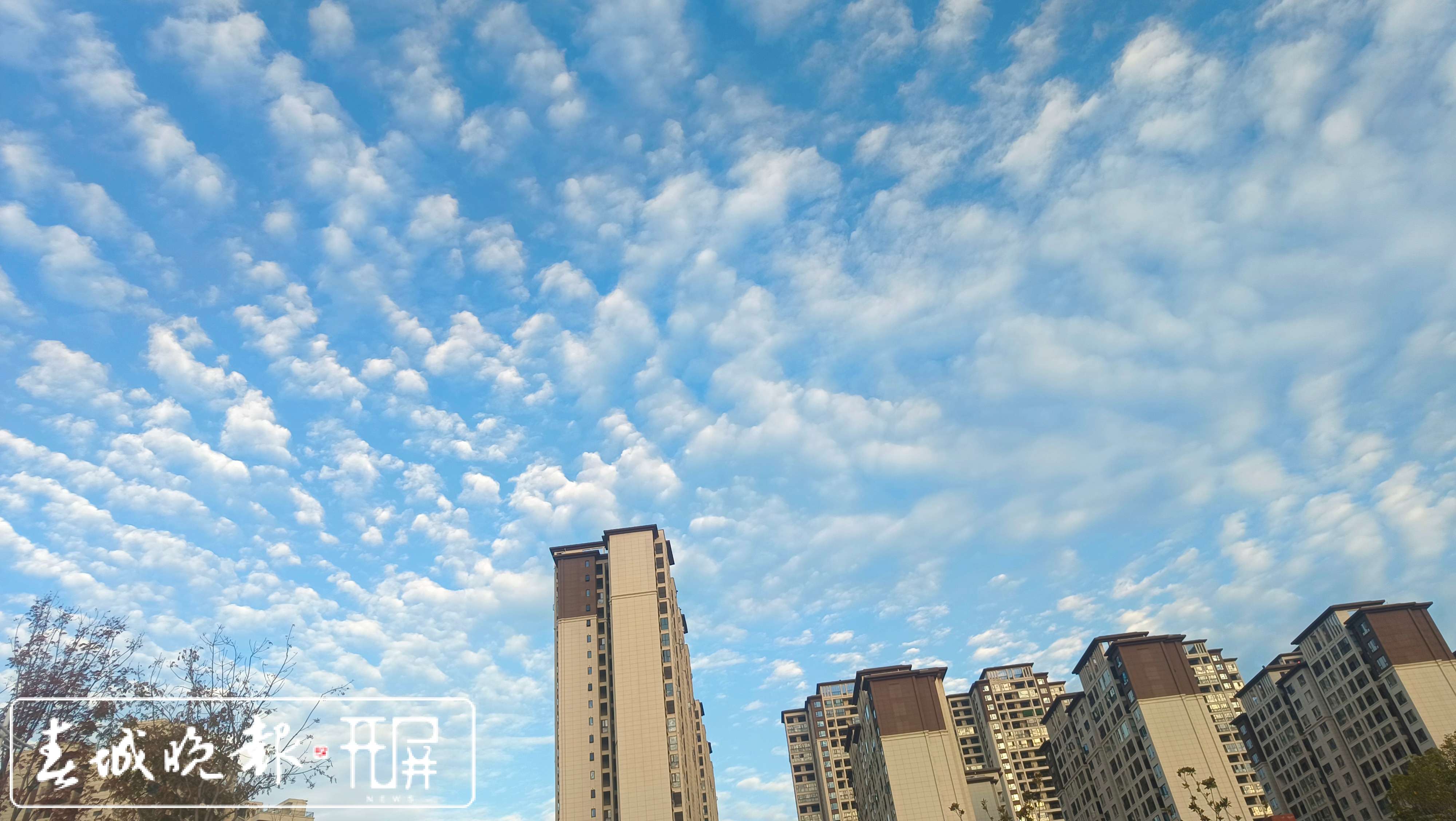 昭通城鱼鳞云和日旭美景.jpg