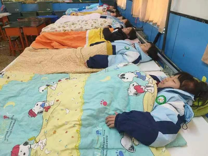 河北省邯郸市丛台区逸夫艺术小学的学生们在“唐榻式午休床”上休息。(受访者供图).png