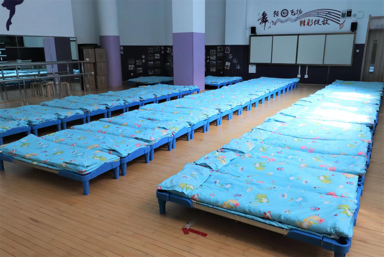 光明小学将舞蹈教室中午开放为午休室,学生的午休床已放置好。新华社记者 李紫薇 摄.png