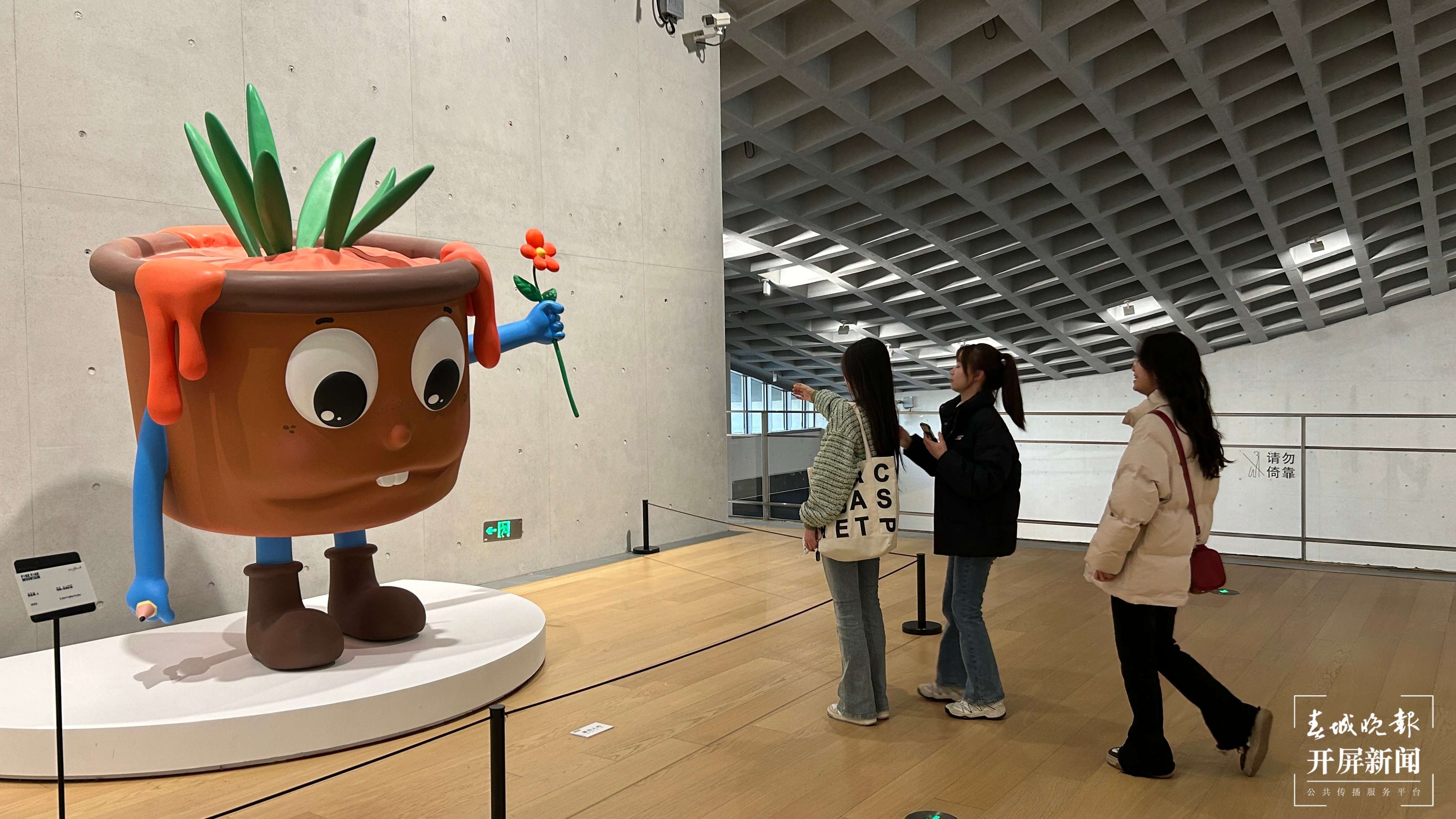 妙趣横生的卡通雕塑作品深受年轻人喜爱.jpg
