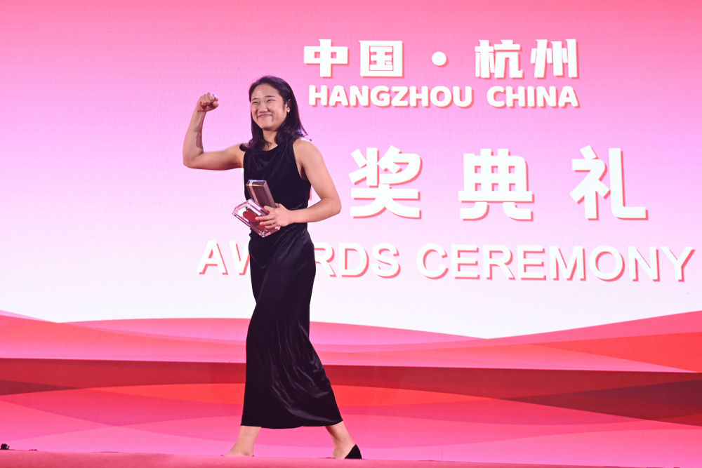 12月11日，获得年度最佳女运动员的韩国选手安洗莹在颁奖仪式上。新华社记者 黄宗治 摄.jpg
