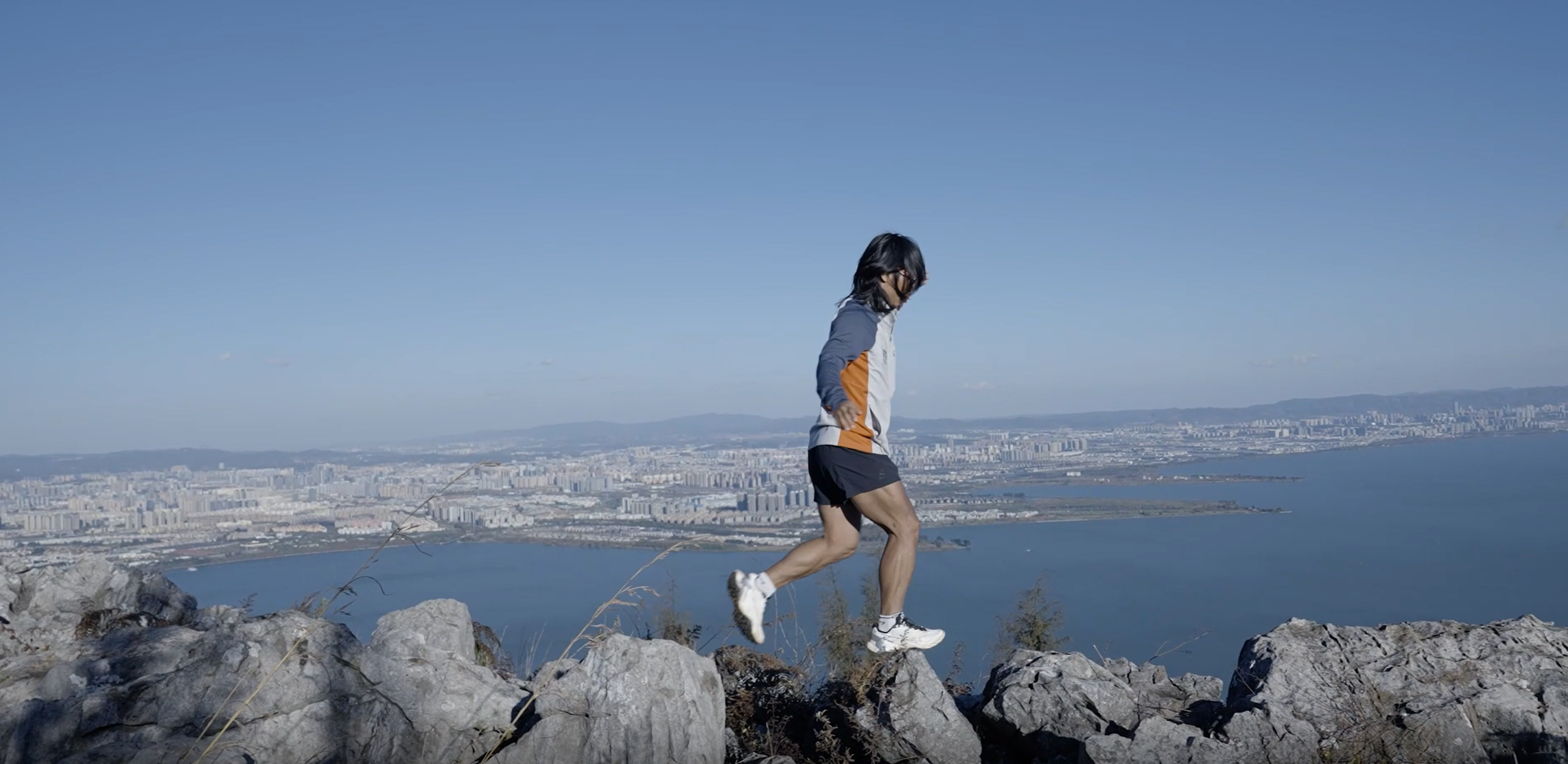只要有空,浦戈文就在西山上跑步.png