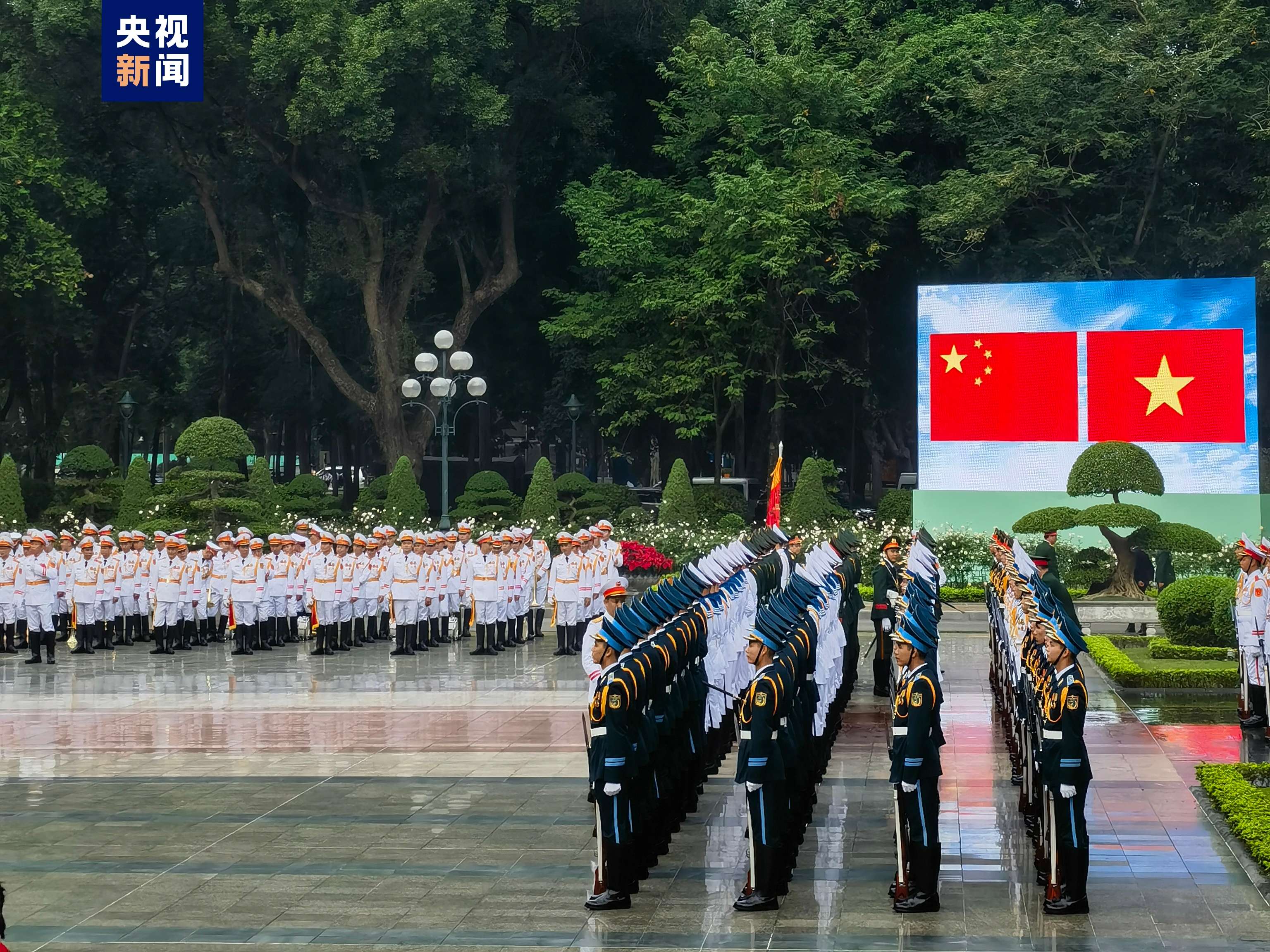 时政快讯丨习近平出席越共中央总书记举行的欢迎仪式