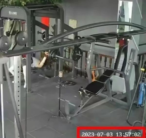 男子被杠铃压死,健身房老板最终赔50万