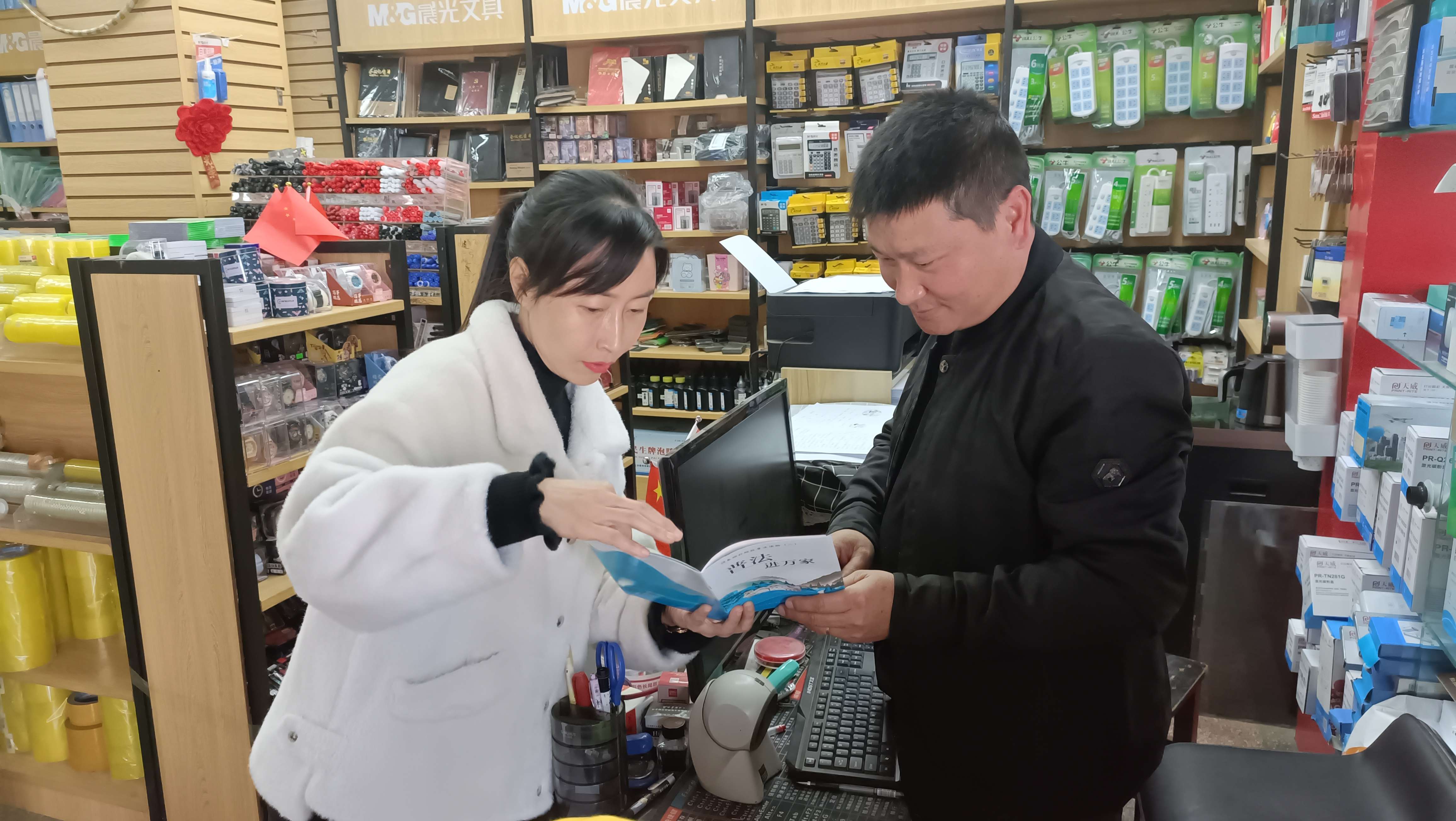 金丽云走街串巷发普法手册 (4).jpg