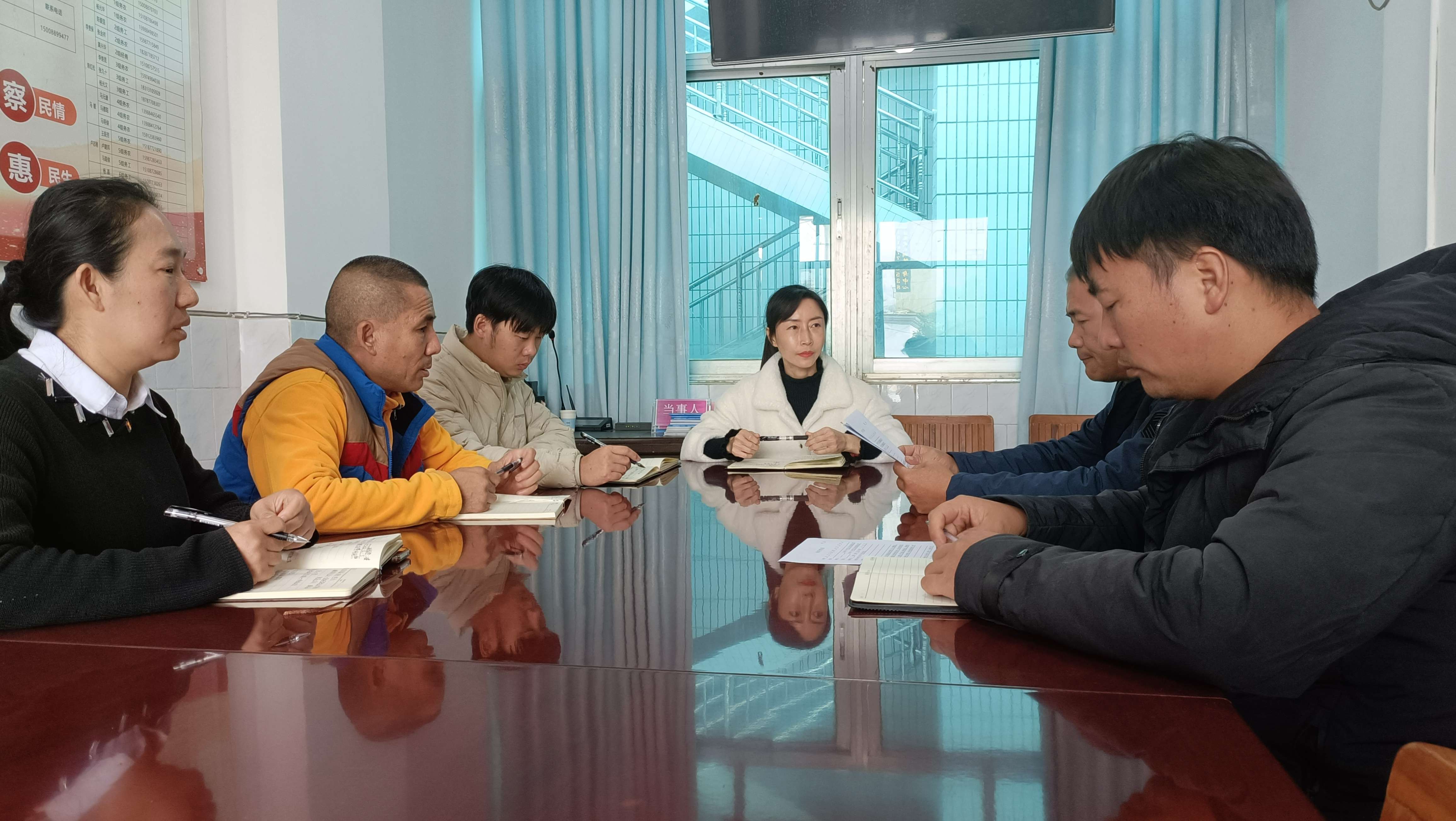 金丽云和社区工作人员开会 (4).jpg