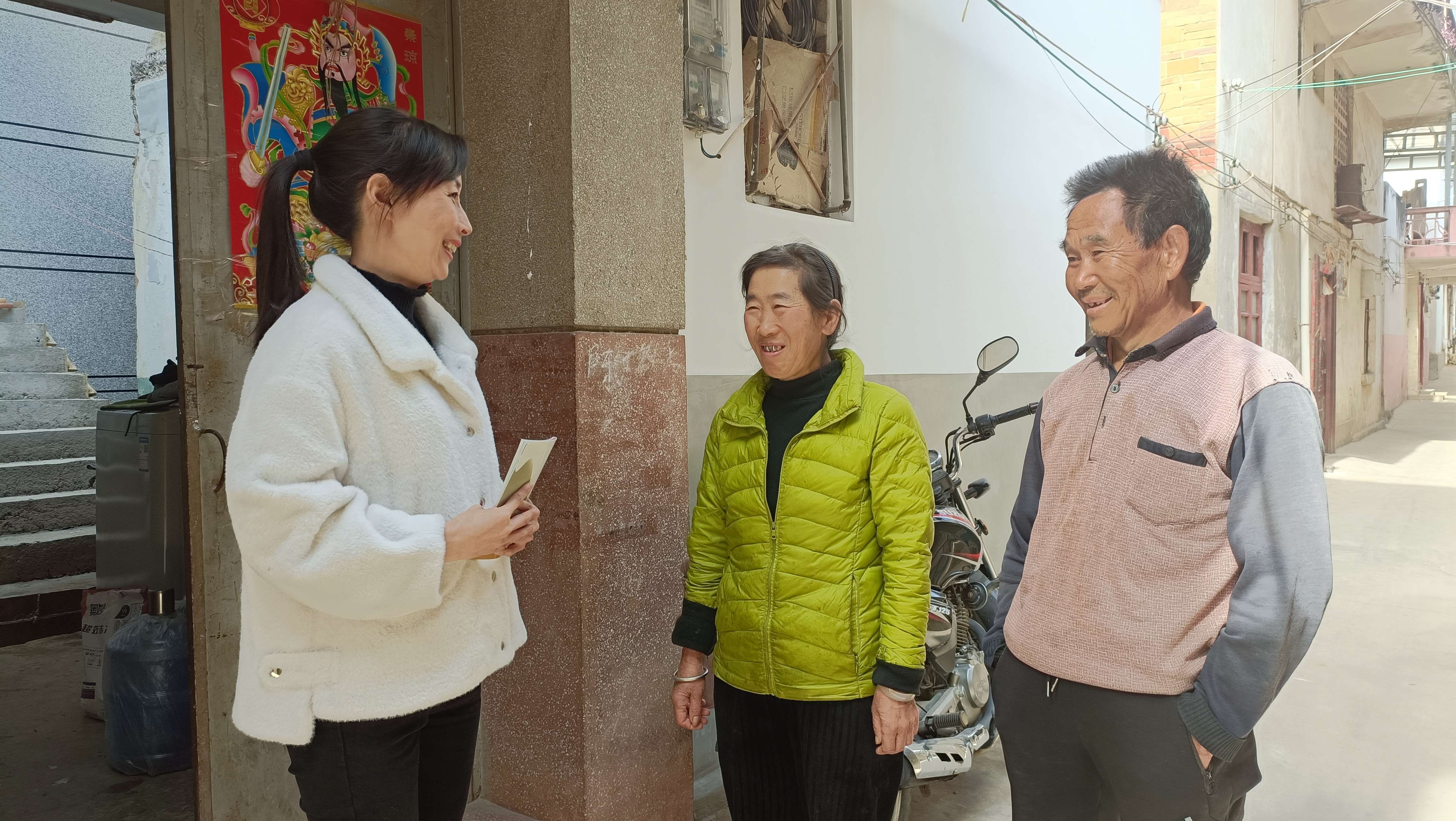 金丽云走街串巷发普法手册 (1).jpg