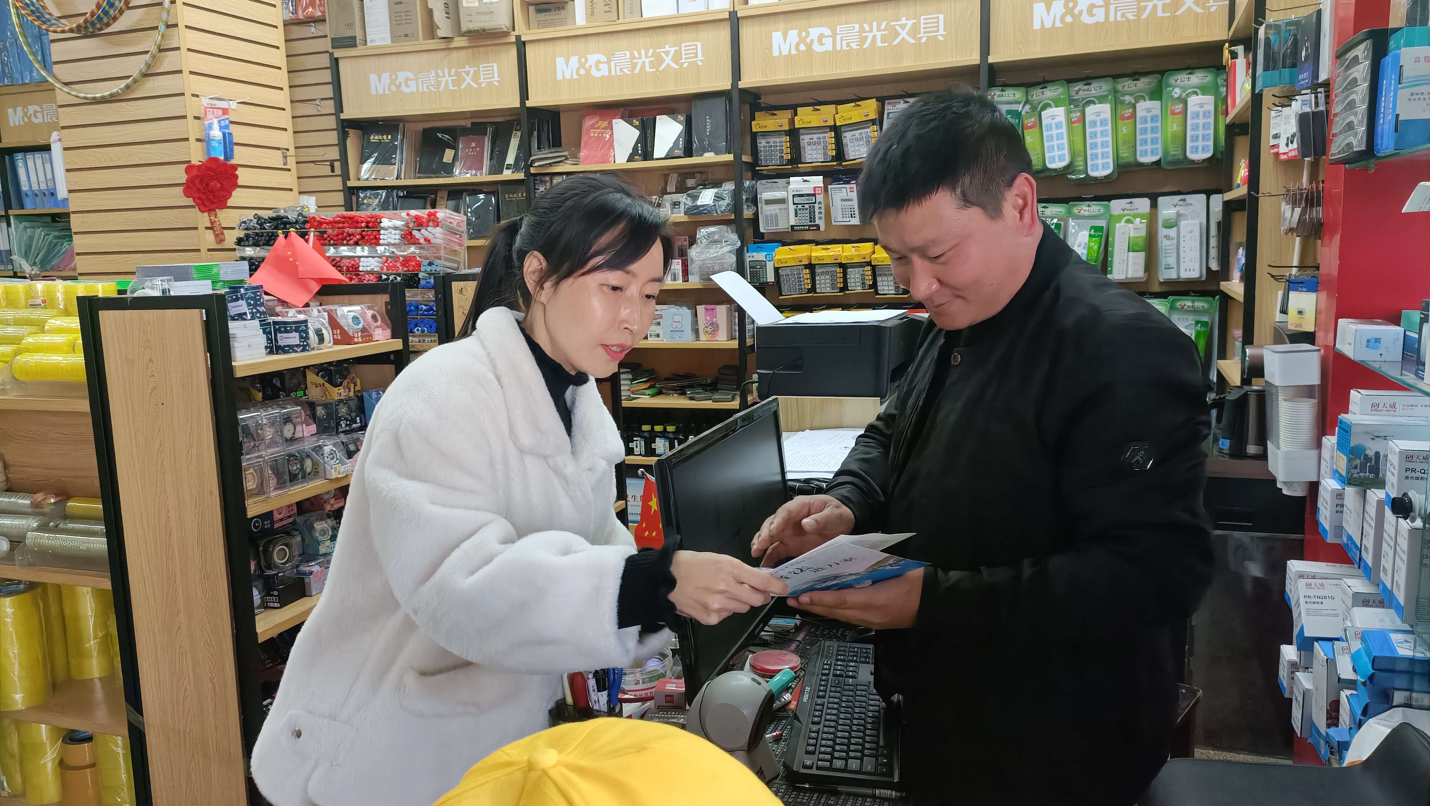 金丽云走街串巷发普法手册 (3).jpg