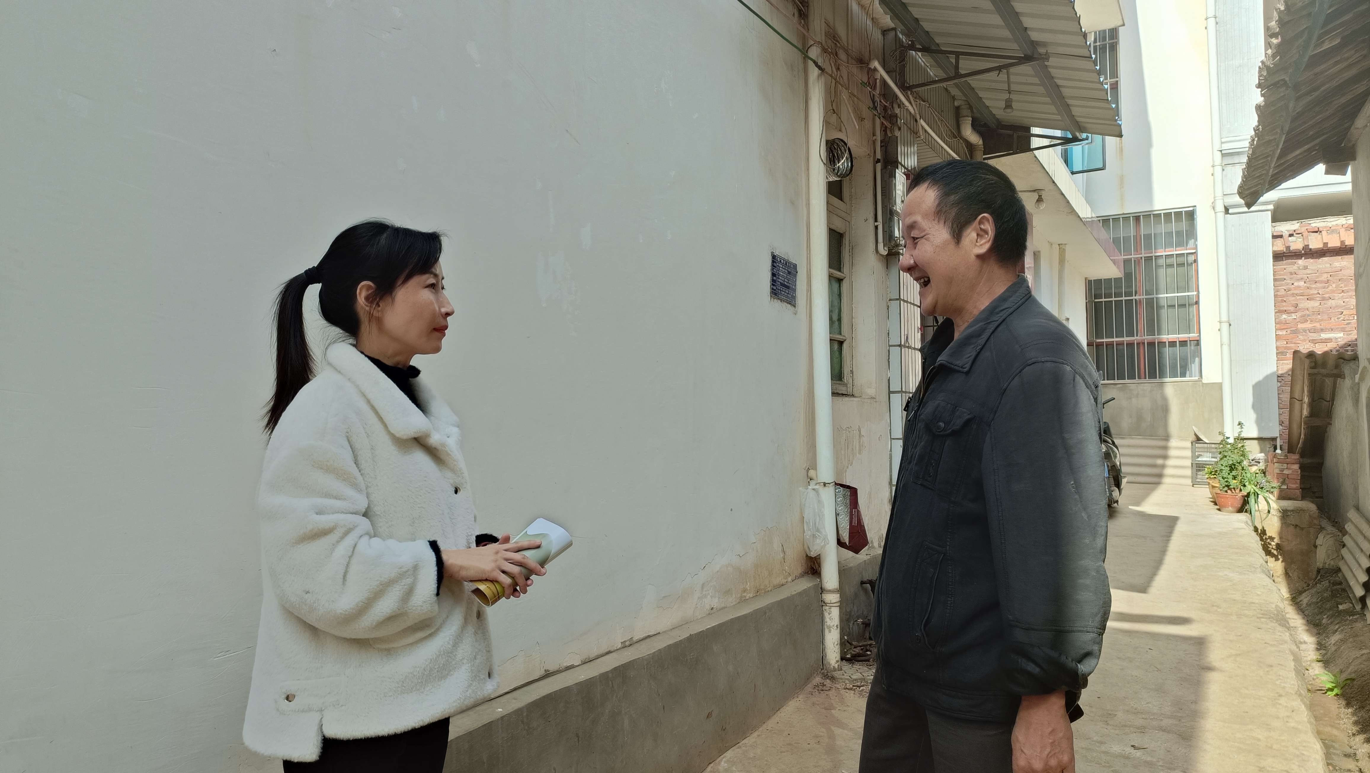 金丽云走街串巷发普法手册 (6).jpg