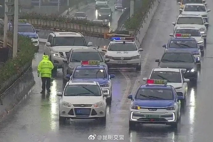 昆明交警1.jpg