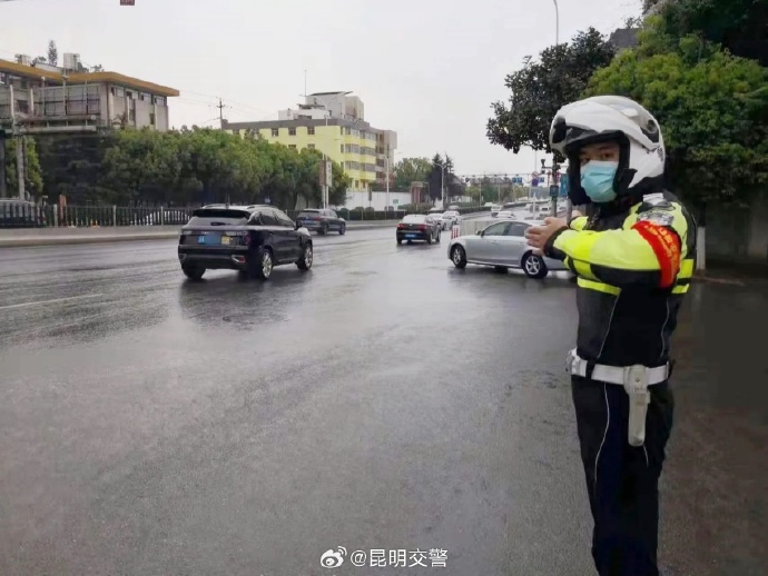 昆明交警2.jpg
