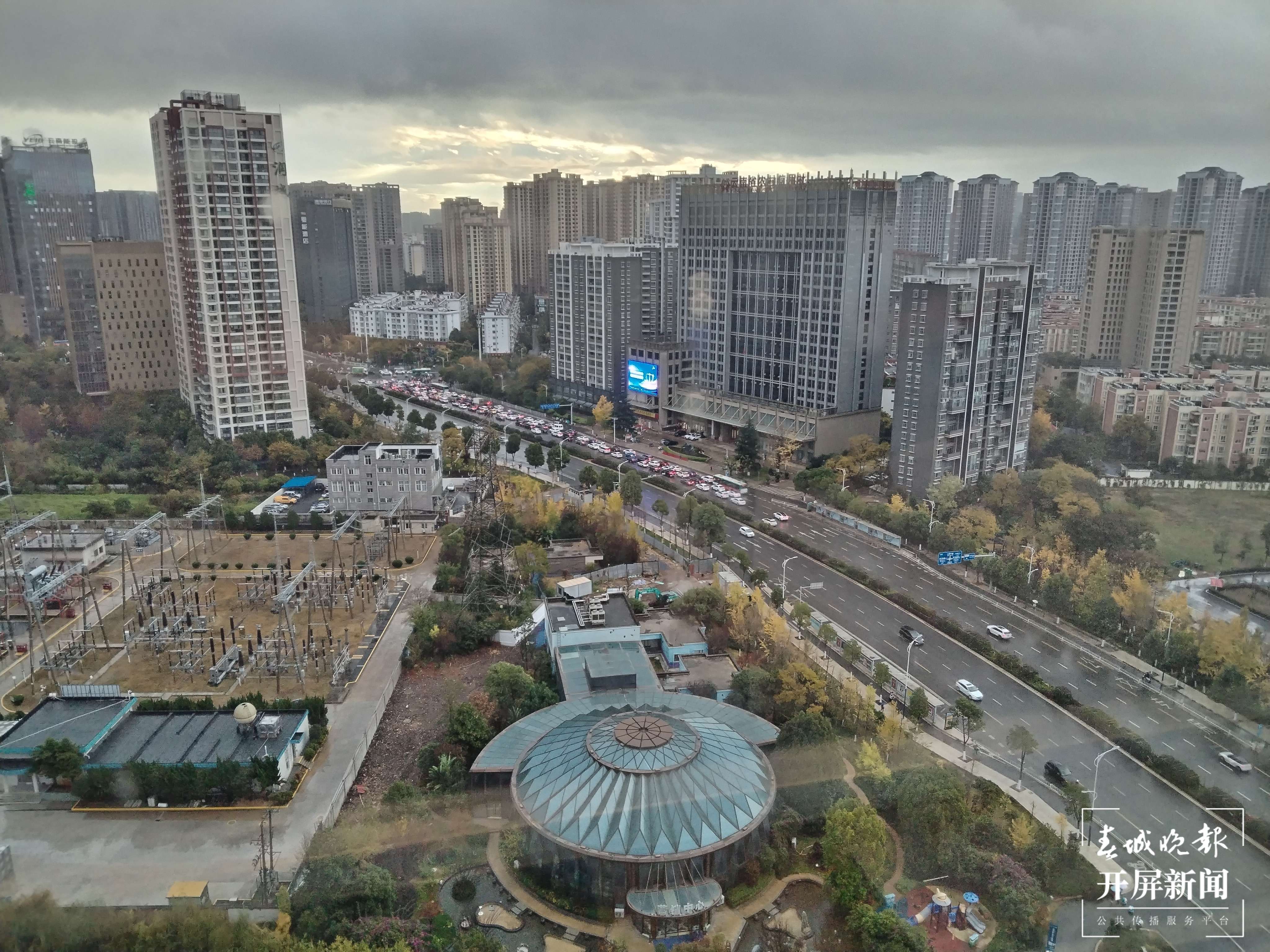 下雨 吕世成 摄