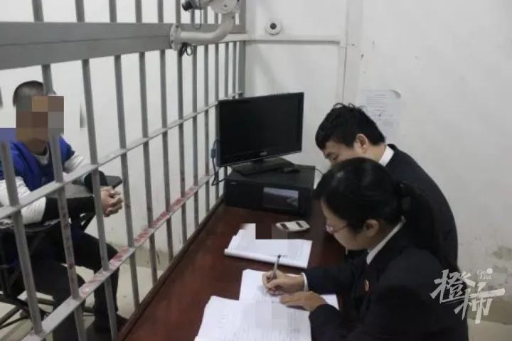 “碰瓷狗”诈骗（图源：橙柿互动·都市快报）