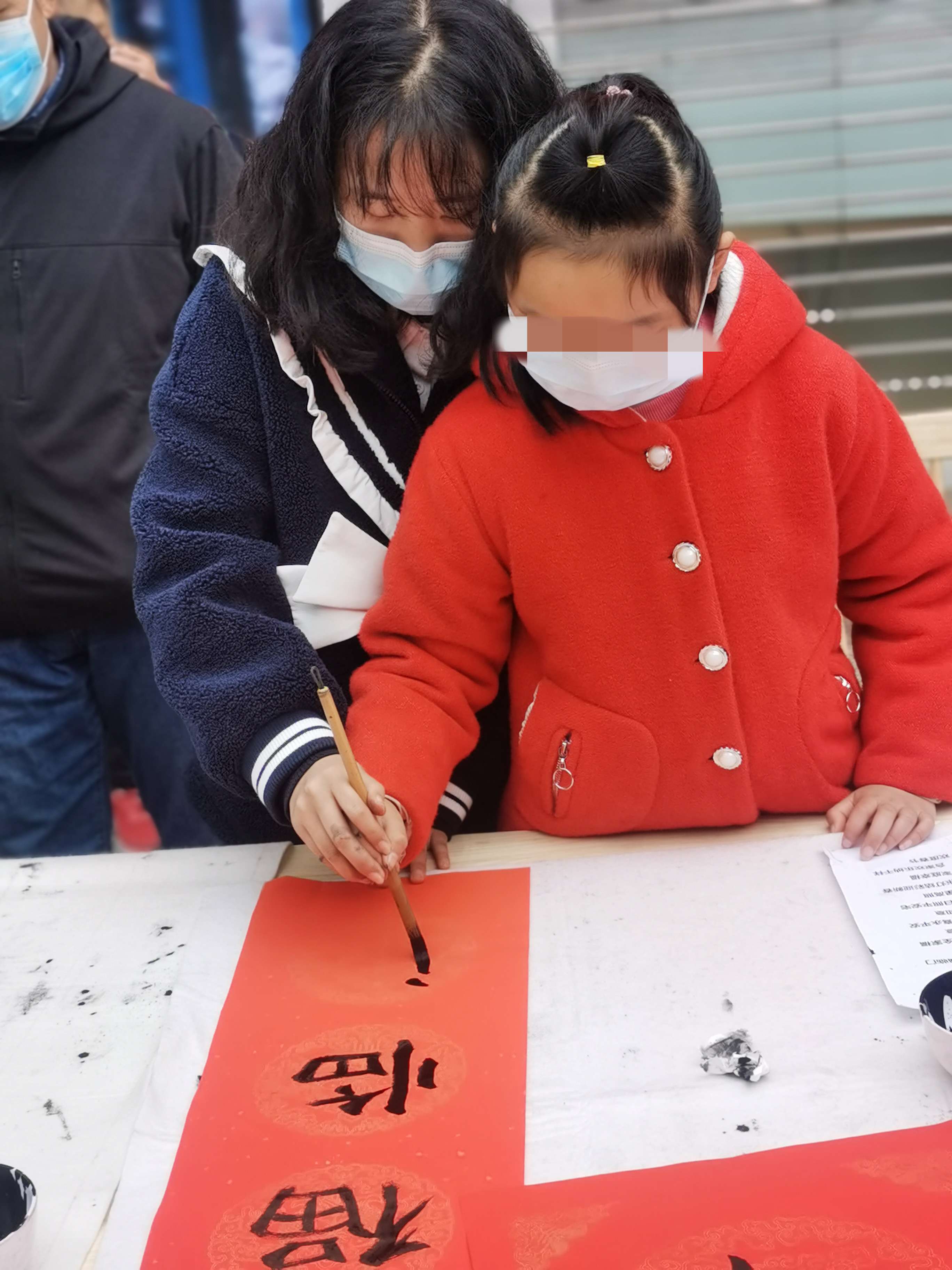 实现困境儿童微心愿（写春联）.jpg