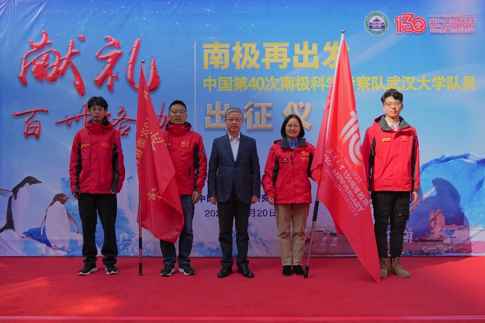 跟着总书记看中国｜极地之光 屹立苍穹3.jpeg