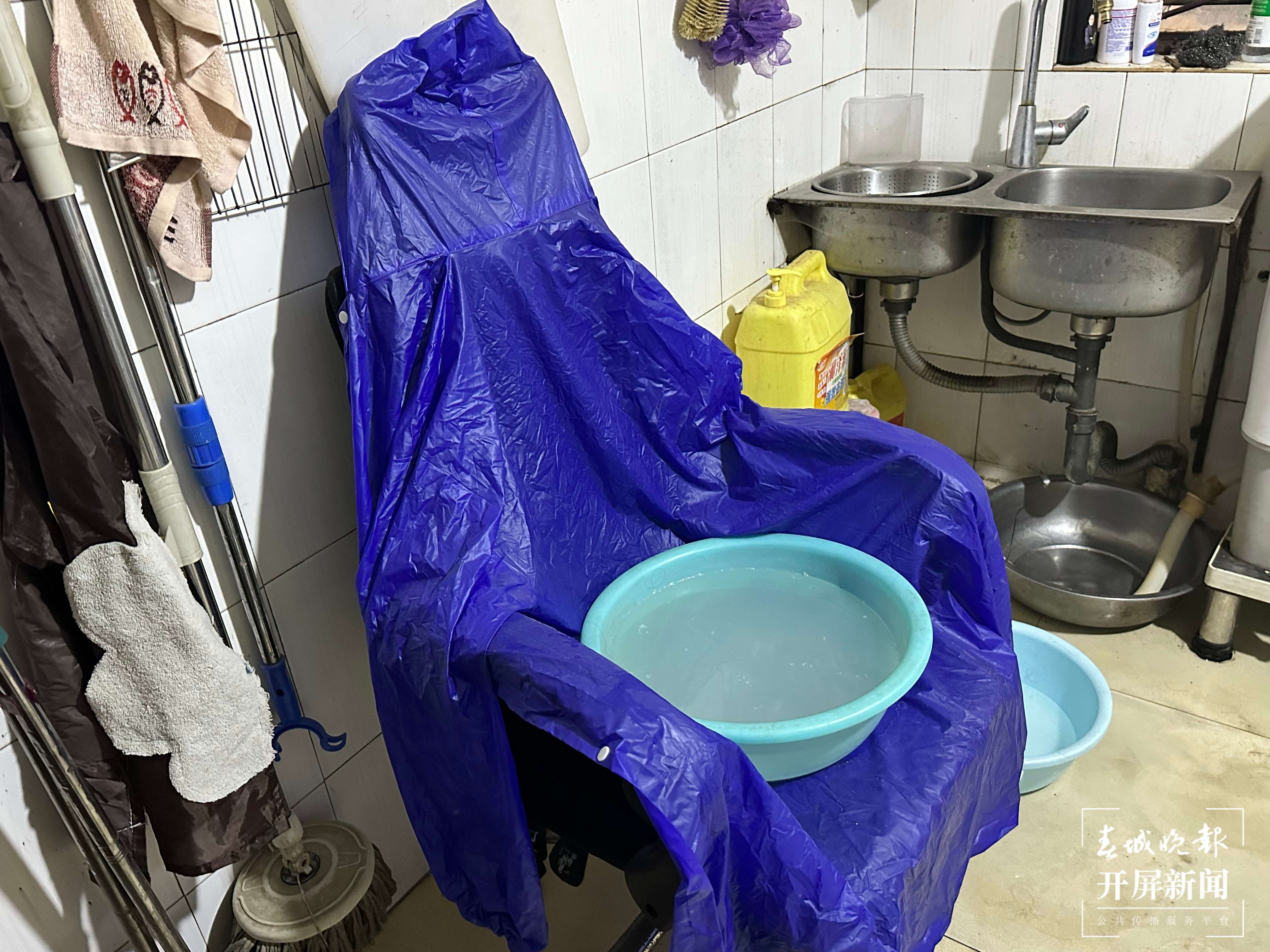 （采访传编辑）开屏跑腿丨昆明一村子停水频发，居民日常生活成问题，胡先生不得不每天接很多水来保证日常洗漱.jpg