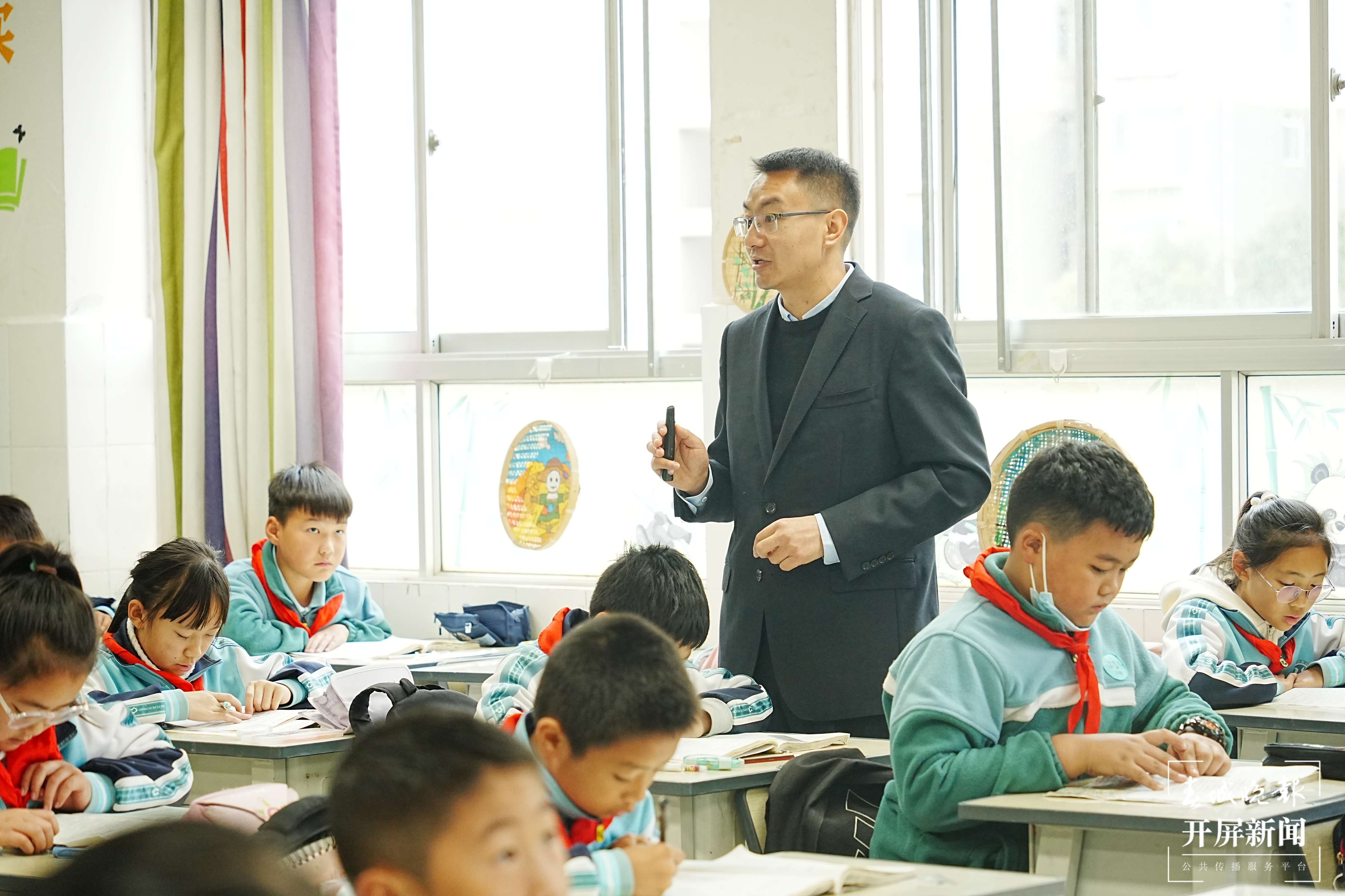 云南师范大学民族教育信息化教育部重点实验室团队到大渔小学开展调研活动
