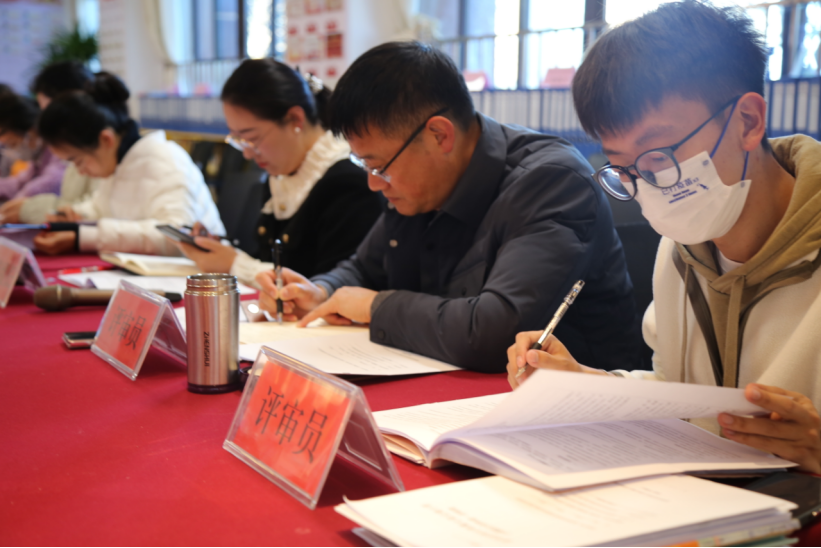 师大附属七彩云南小学举行校级课题开题报告会