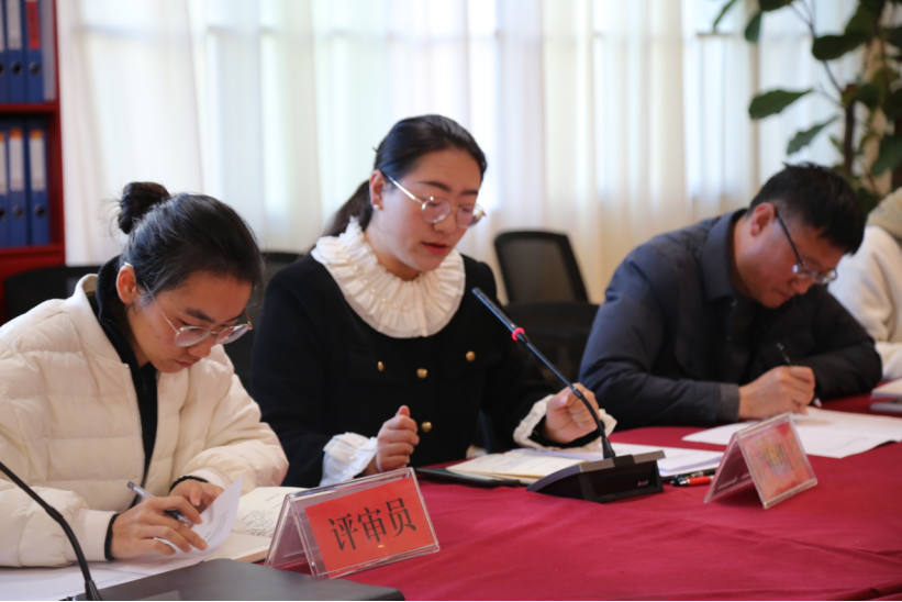 师大附属七彩云南小学举行校级课题开题报告会
