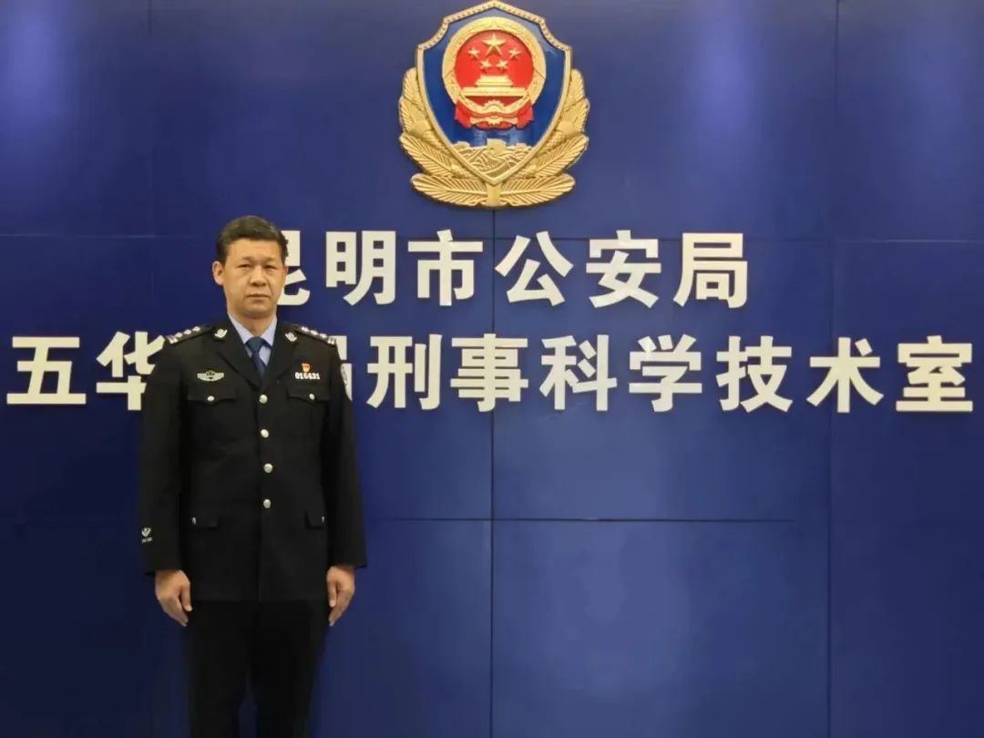 老刑警“摆拍”不慎栽了!咋还被点赞?