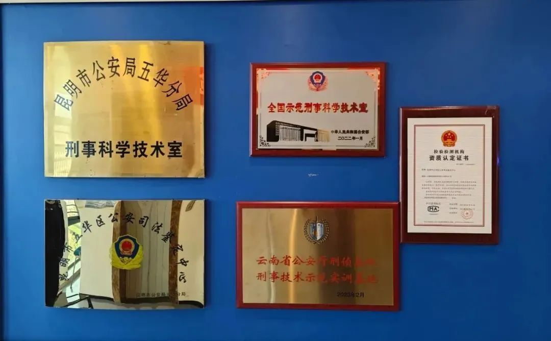 老刑警“摆拍”不慎栽了!咋还被点赞?
