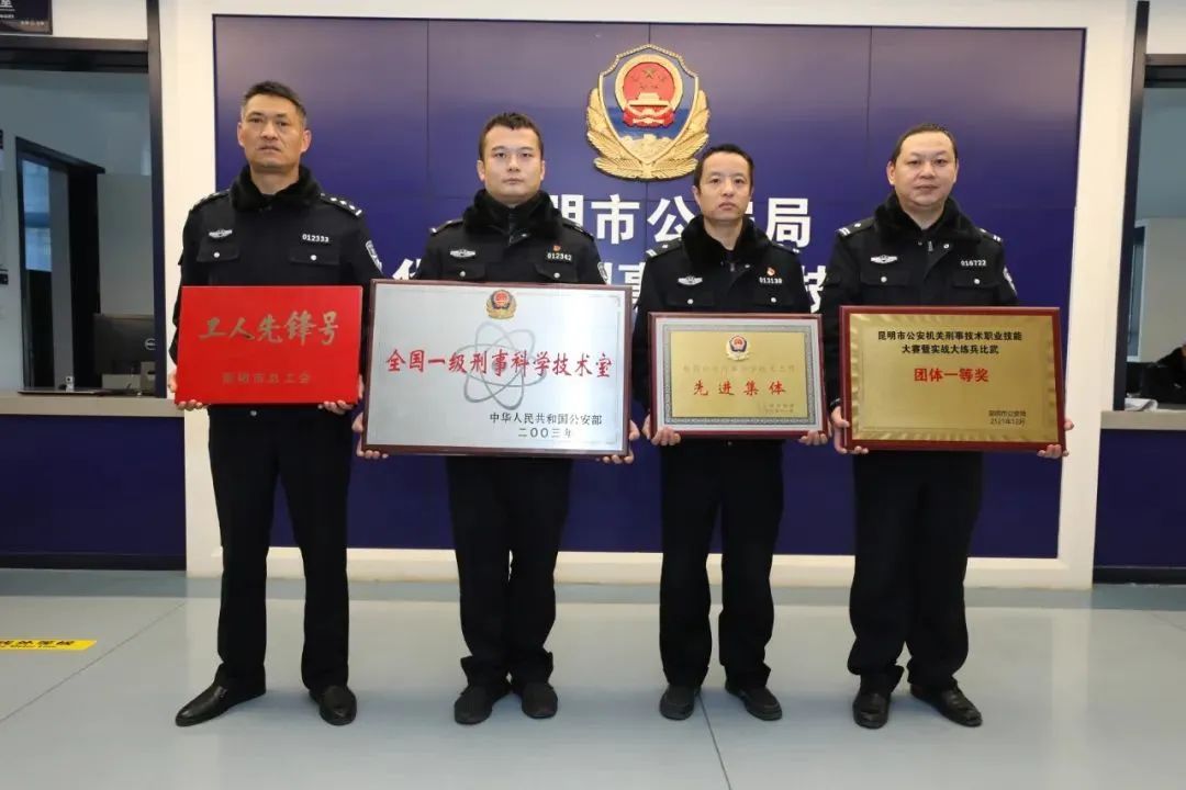 老刑警“摆拍”不慎栽了!咋还被点赞?