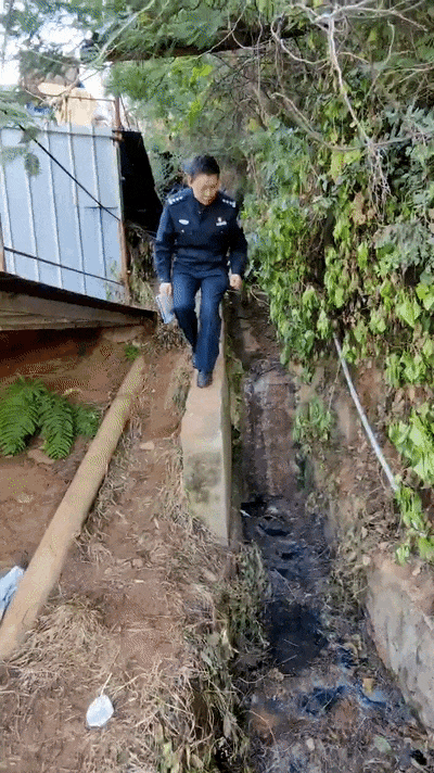 老刑警“摆拍”不慎栽了!咋还被点赞?