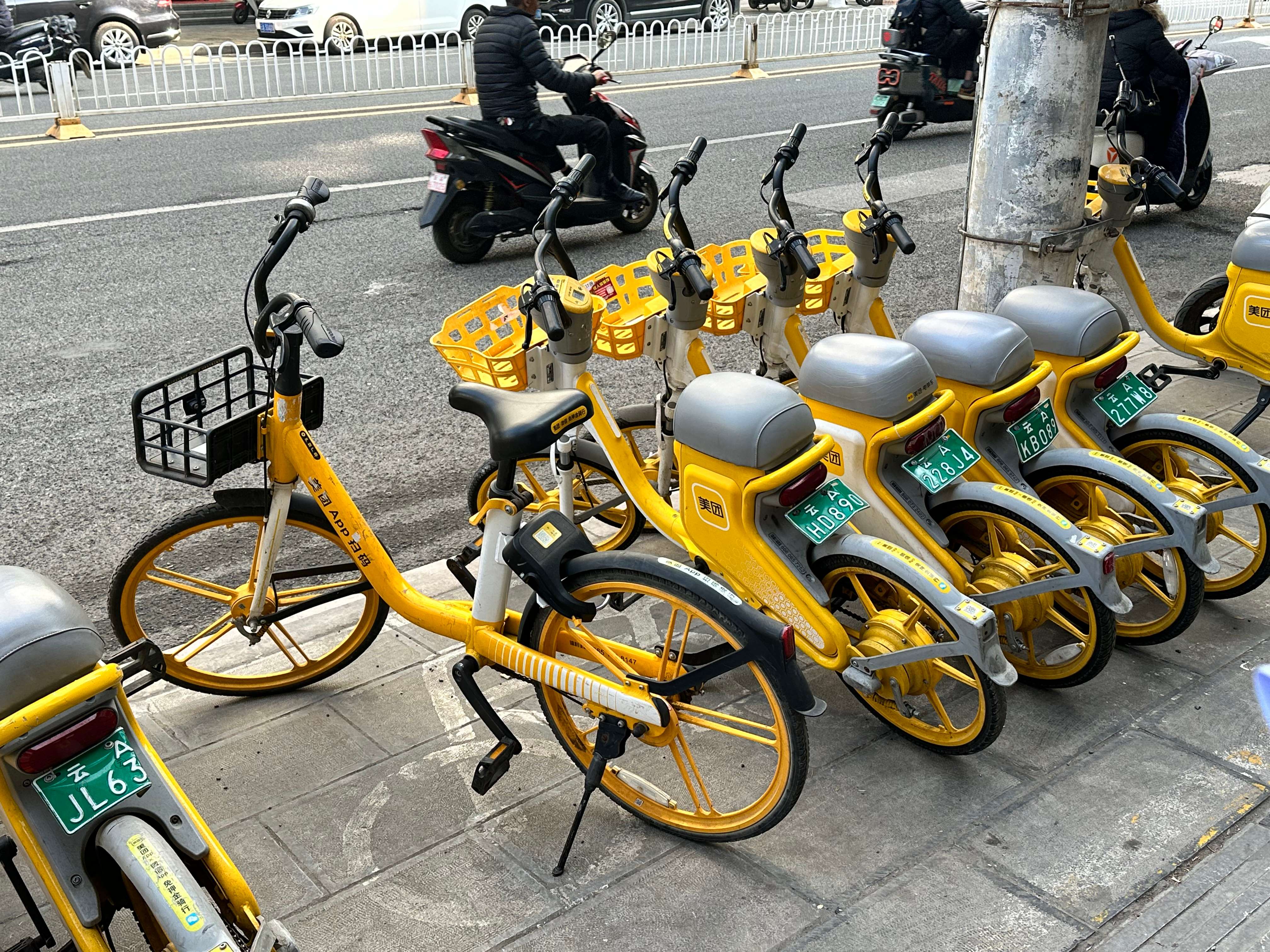 （采访传编辑 ）明年元旦起，昆明五华区市政道路非机动车将实现停放免费 (2).jpg