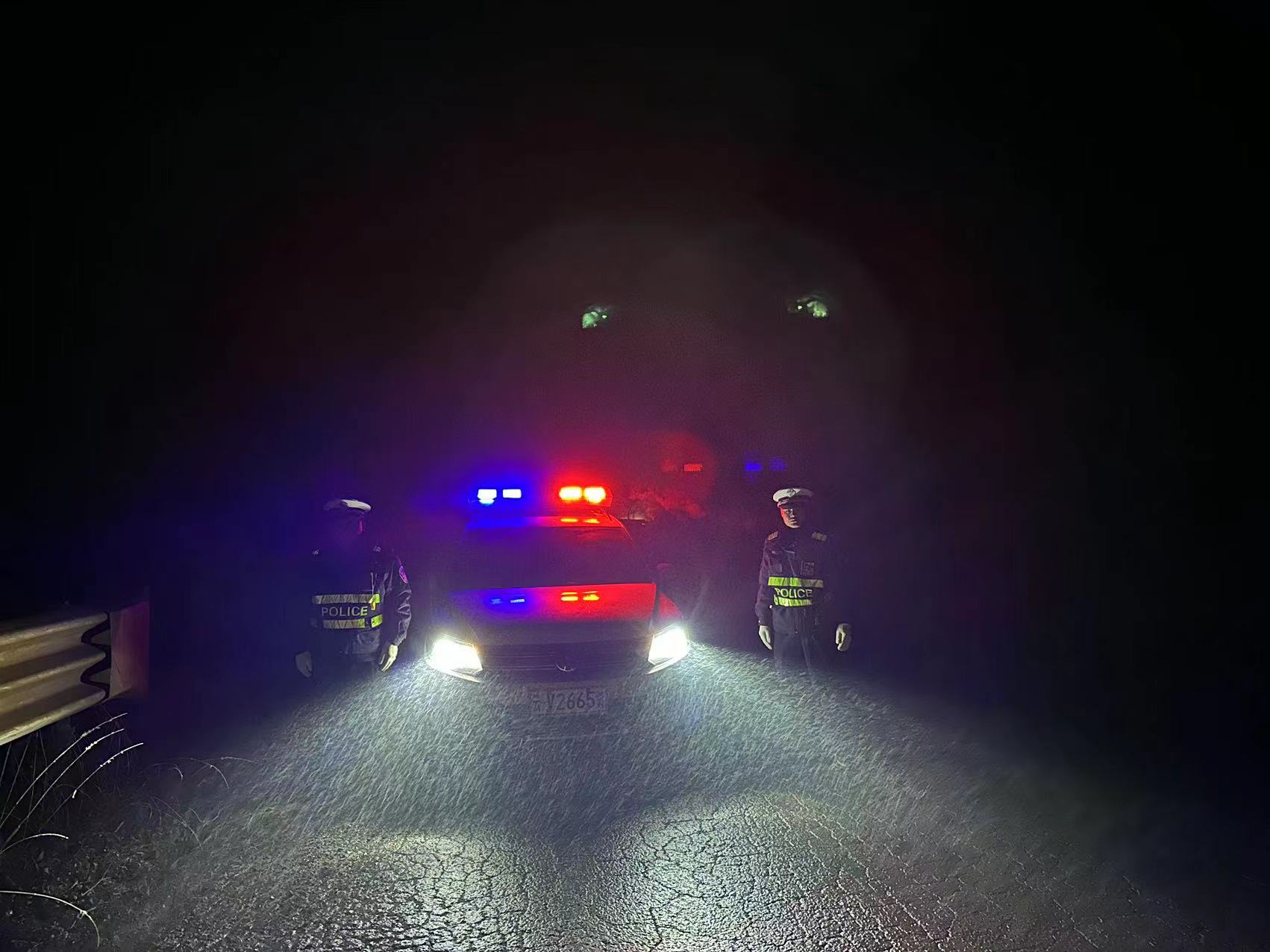 鲁甸交警抗冰保通.jpg