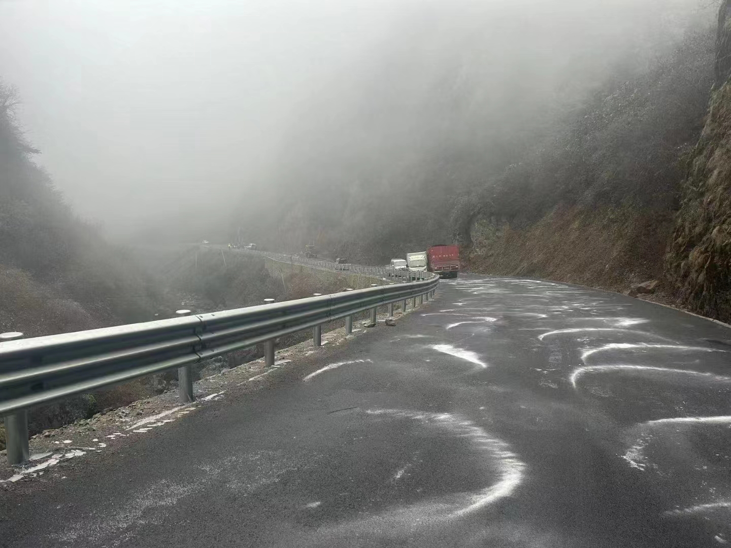 永善多条道路结冰5.jpg