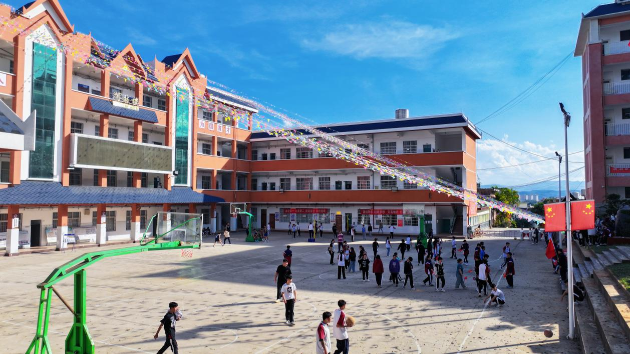 学校学生在操场上活动.png
