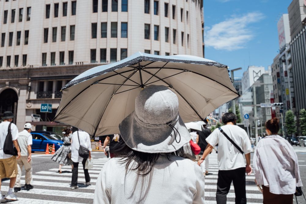 2022年6月26日，行人打着遮阳伞走过日本东京银座街头。新华社记者张笑宇摄.jpg