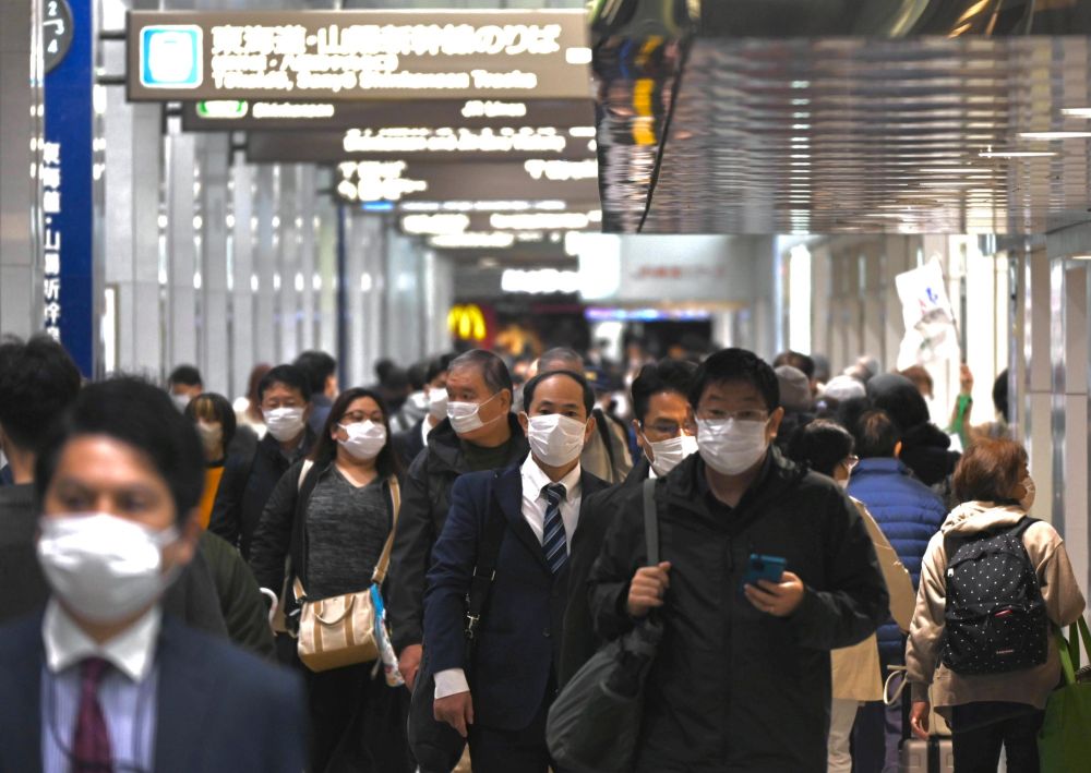 这是2022年11月15日，行人在日本东京站穿行。新华社发（孙佳林摄）.jpg
