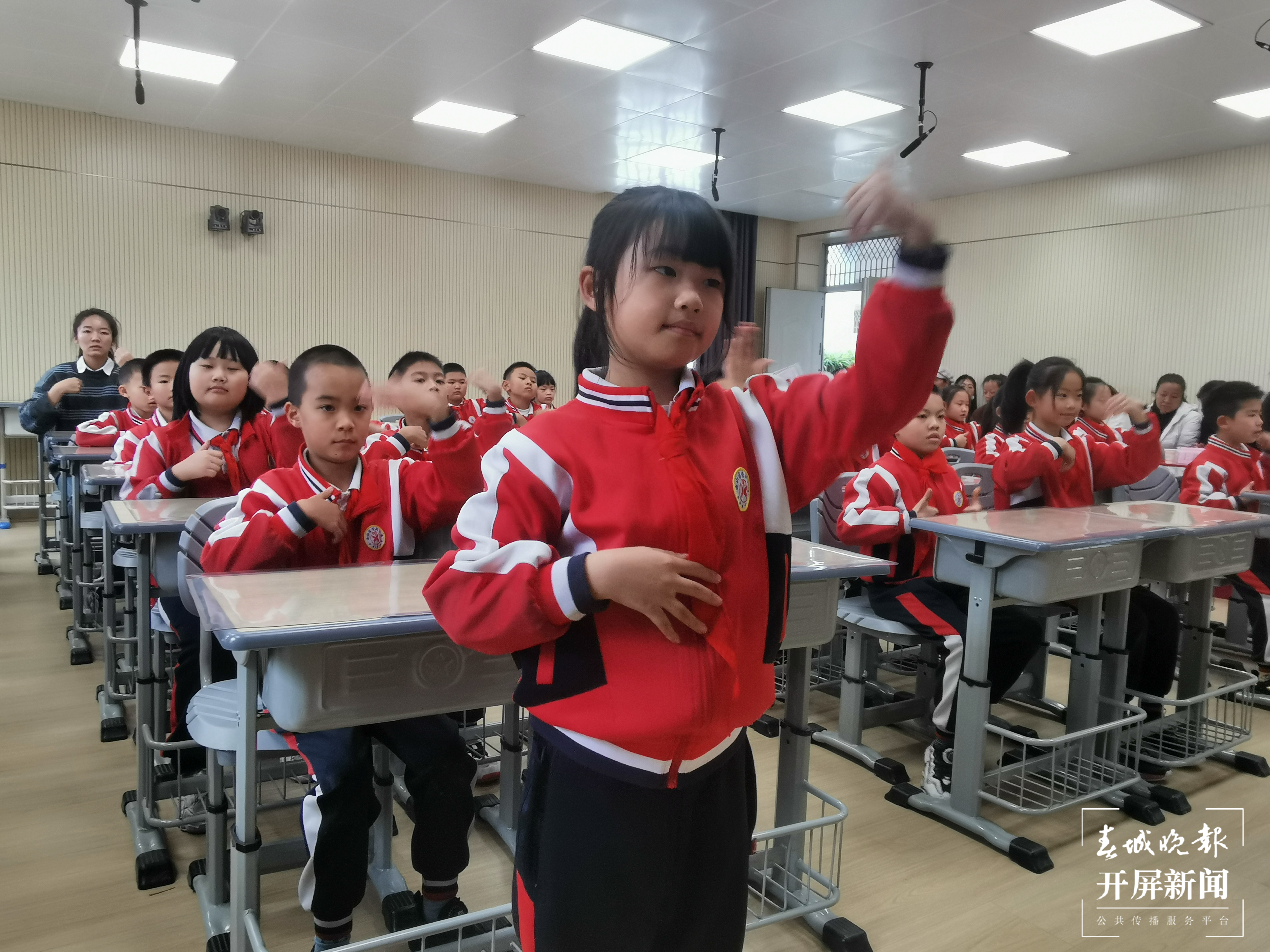 崇新小学室内操3.png