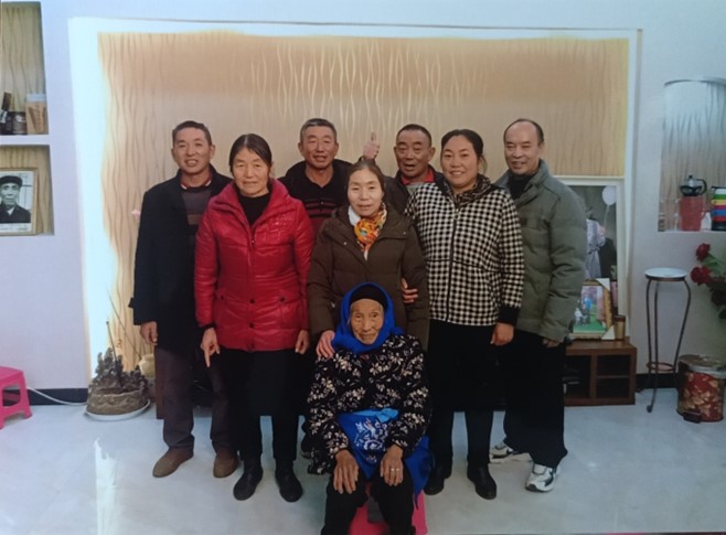 幸福之家：覃会英一家.jpg
