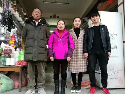 左起丈夫谭应坤 妻子覃会英 儿媳妇梁馨颖 儿子谭玉涛.jpg