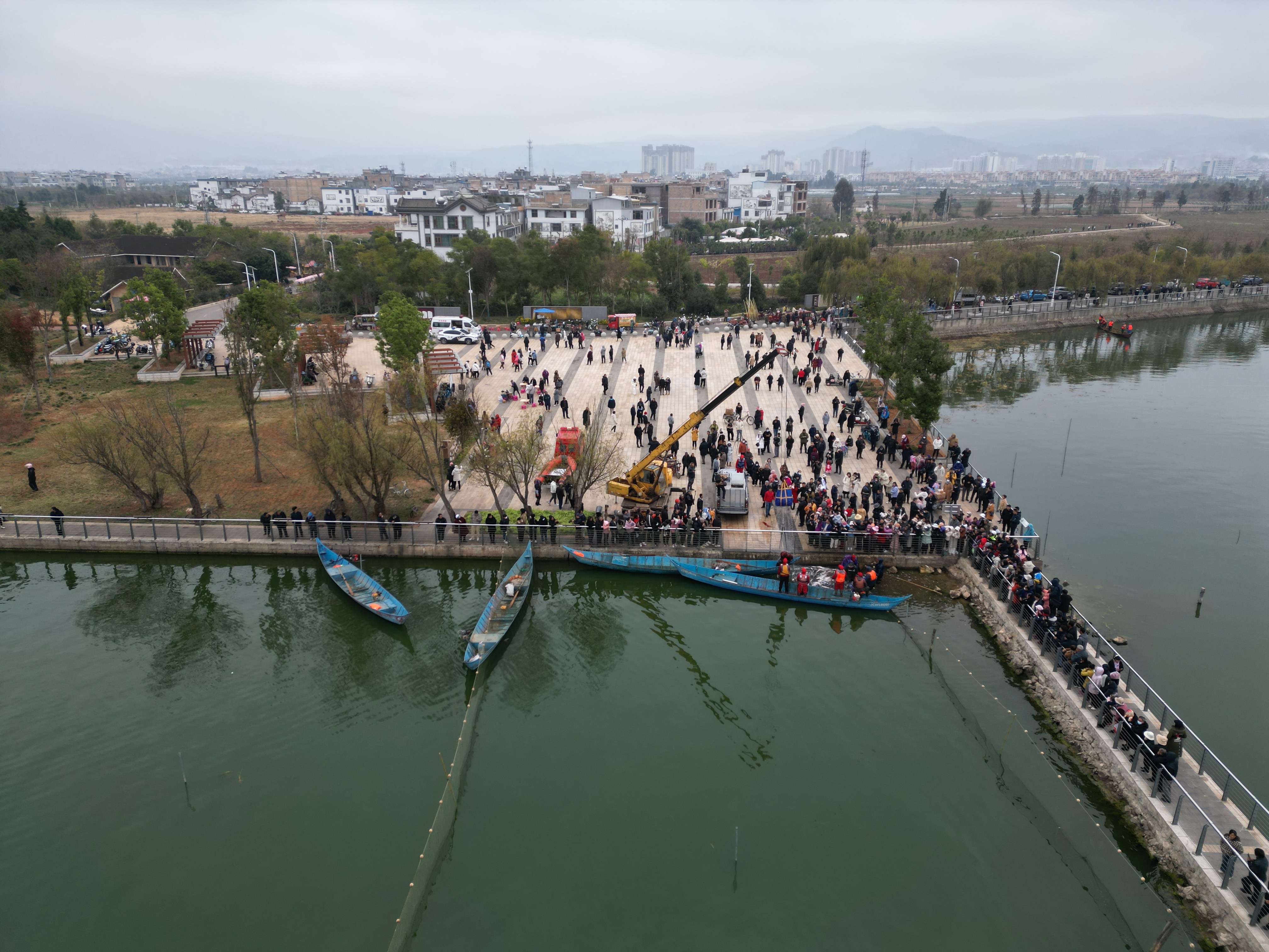 不少游客和市民在望海码头围观巨网捕鱼的壮观场面。12月25日摄。.JPG