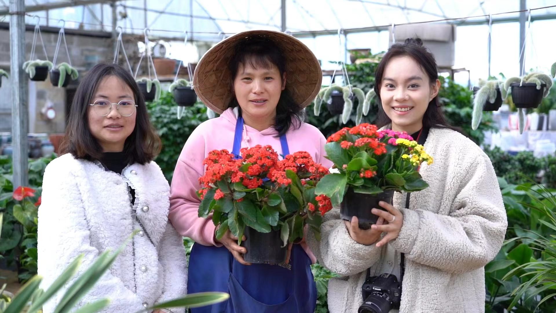 城乡大大小小的集市上或者花卉基地里,不少市民开始挑选自己喜欢的鲜花用来装饰居家环境.jpg