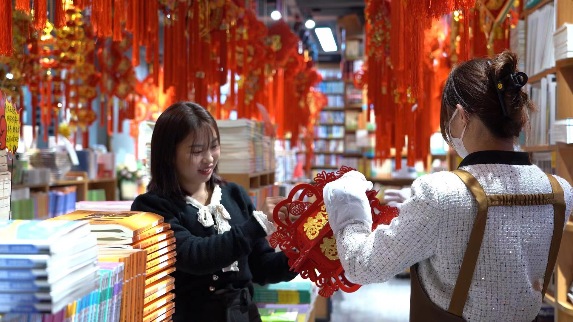 市民正在挑选灯笼.jpg