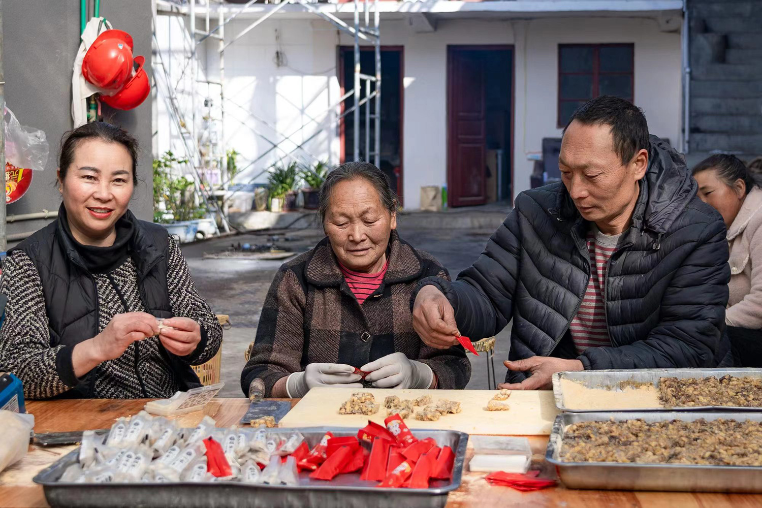 王树艳一家正在包核桃糖.jpg