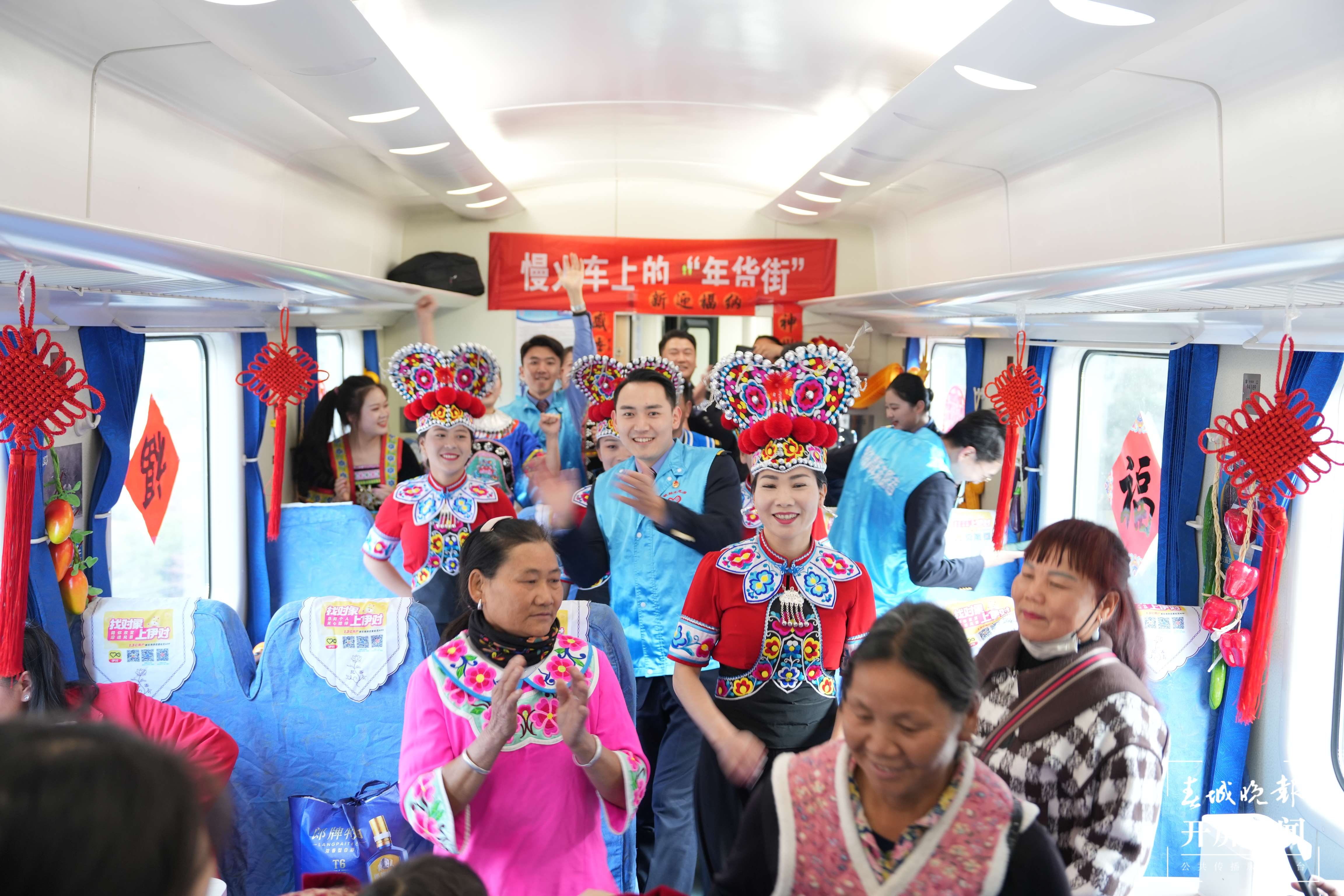 昆明→元谋,“慢火车”上的年货街开张(龙宇丹 摄)