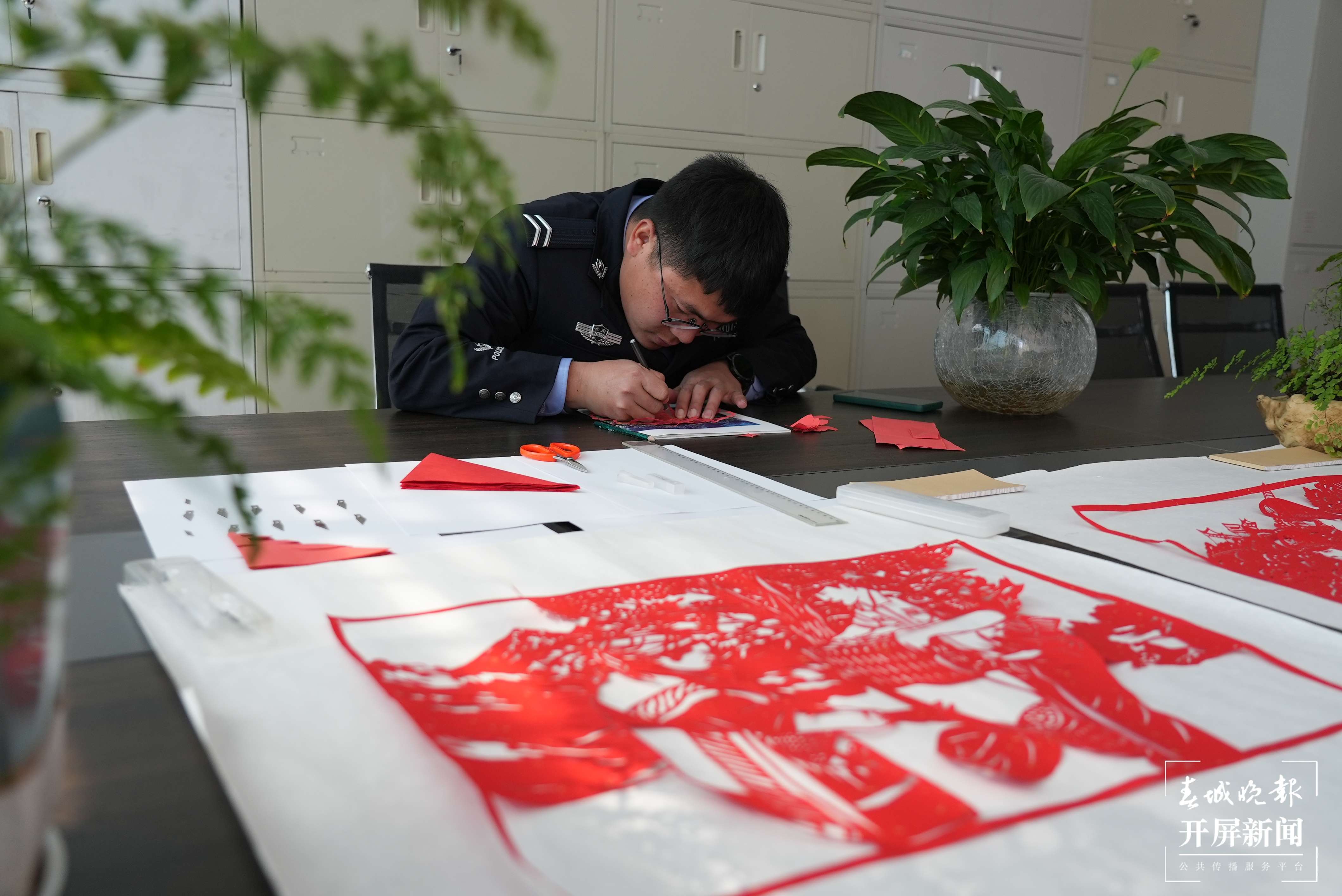 (采访传编辑)新春走基层 云南宾川公安视频拜大年剪纸贺新春(有视频) (4).jpg