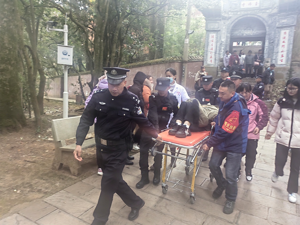 (采访传编辑)新春走基层 大理宾川鸡足山一名游客突发急病,警民合力成功救助(有视频) (5).jpg