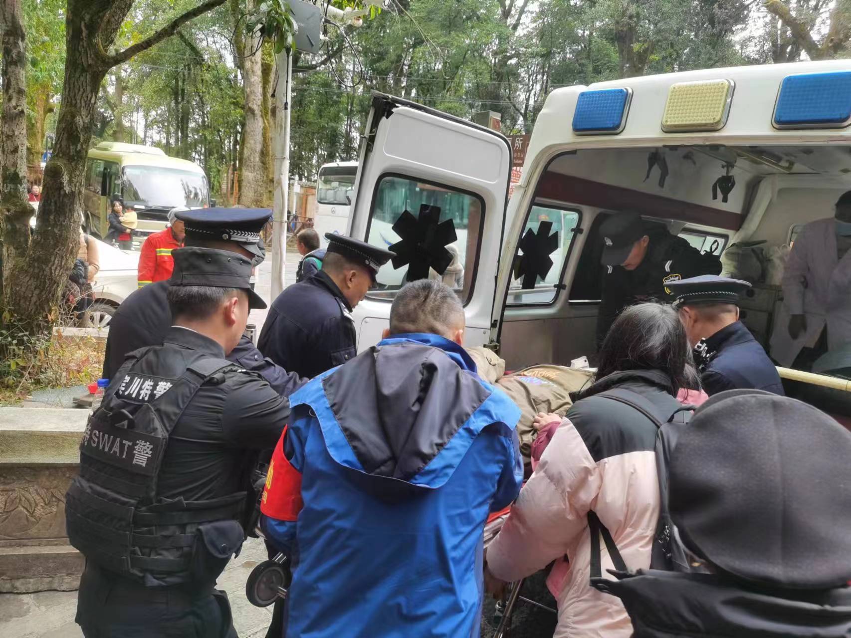 (采访传编辑)新春走基层 大理宾川鸡足山一名游客突发急病,警民合力成功救助(有视频) (4).jpg