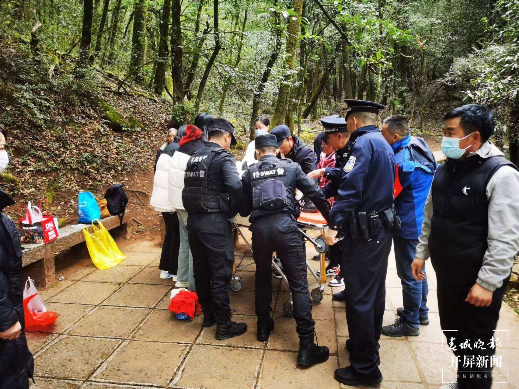(采访传编辑)新春走基层 大理宾川鸡足山一名游客突发急病,警民合力成功救助(有视频) (1).jpg